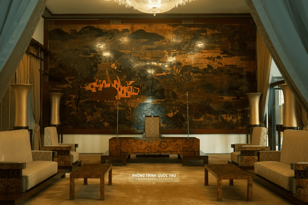 Lacquer art was chosen as the main design inspiration for the Ambassador Chamber, reflecting the cultural elegance intended for receiving foreign dignitaries (Source: Dinh Doc Lap - Independence Palace)